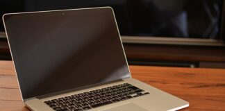 Czy mogę ładować telefon ładowarką do MacBooka?